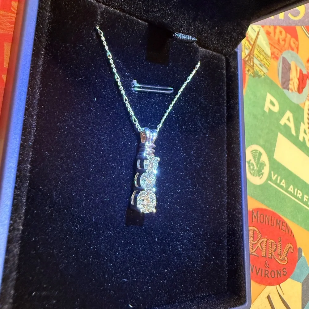 Elegant White Gold and 1ctw of Natural Diamond Pendant Necklace - Picture 4 of 10